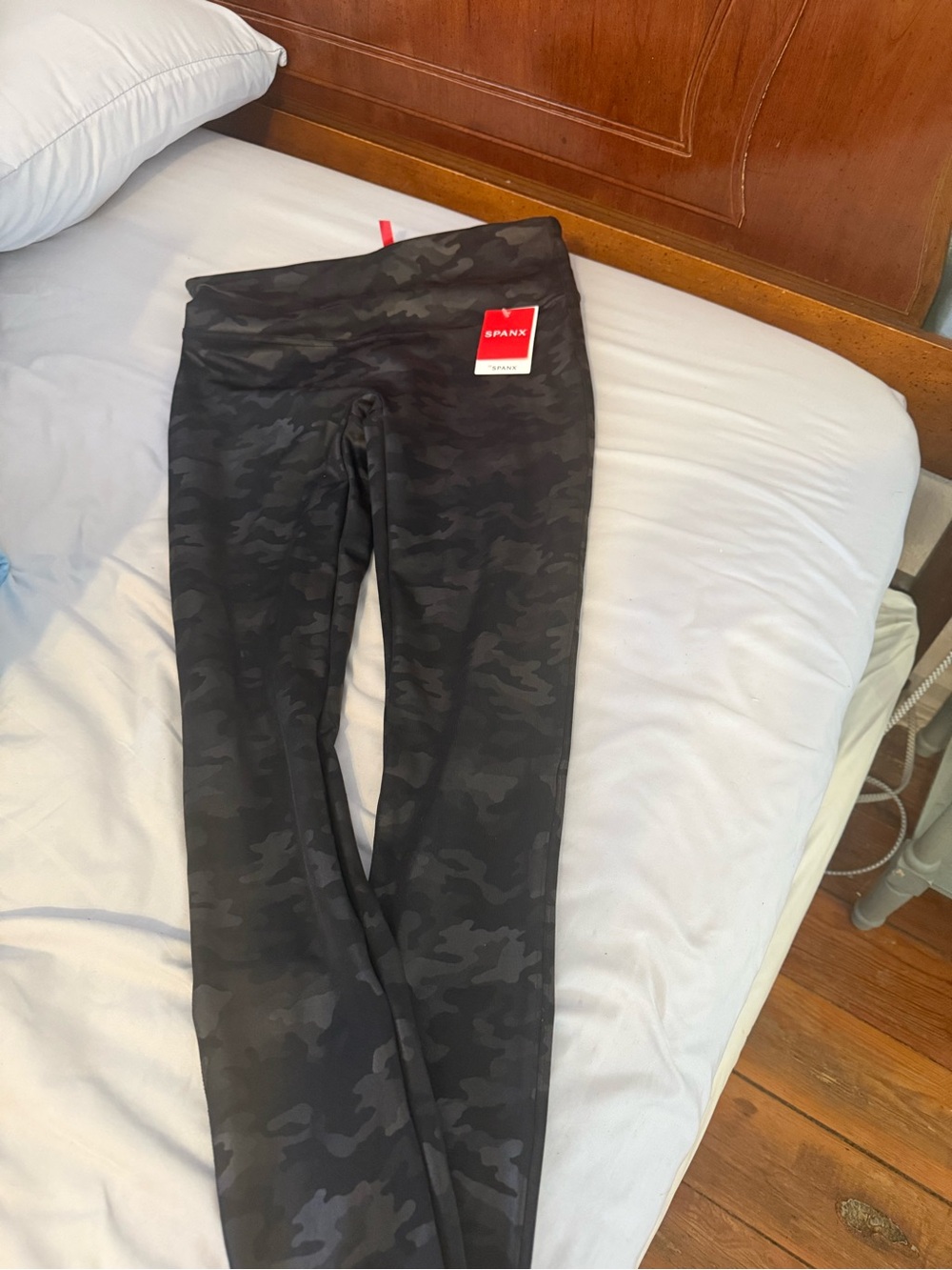 SPANX Faux Leather Camo Leggings Women's Ankle Activewear Black/Gray L/G - Picture 3 of 5